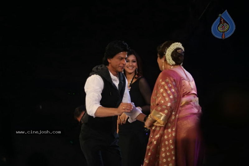 Shahrukh Khan at Indias Got Talent Event - 23 / 45 photos