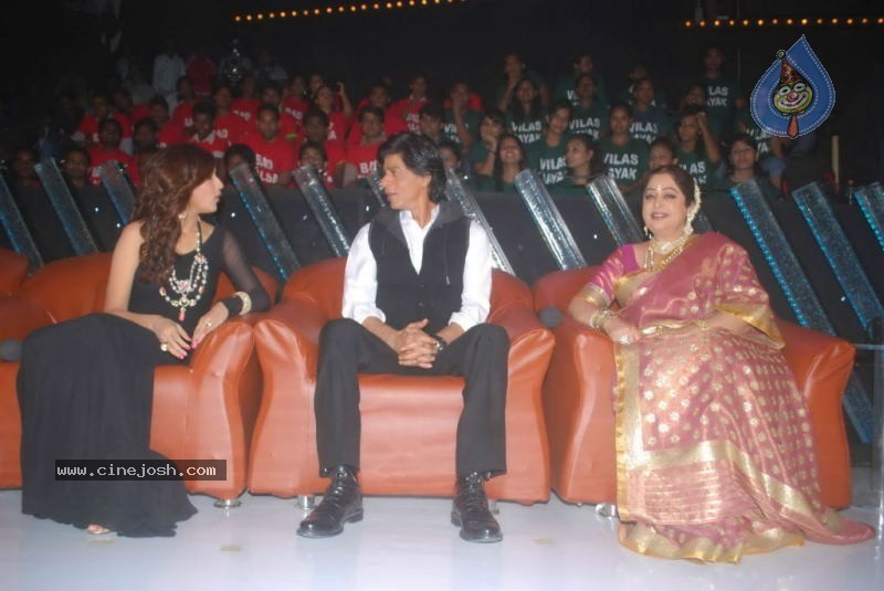 Shahrukh Khan at Indias Got Talent Event - 24 / 45 photos