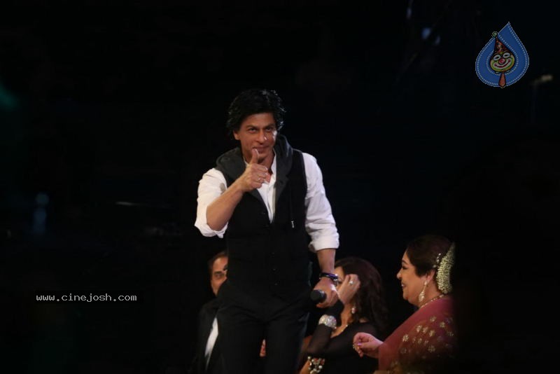 Shahrukh Khan at Indias Got Talent Event - 28 / 45 photos