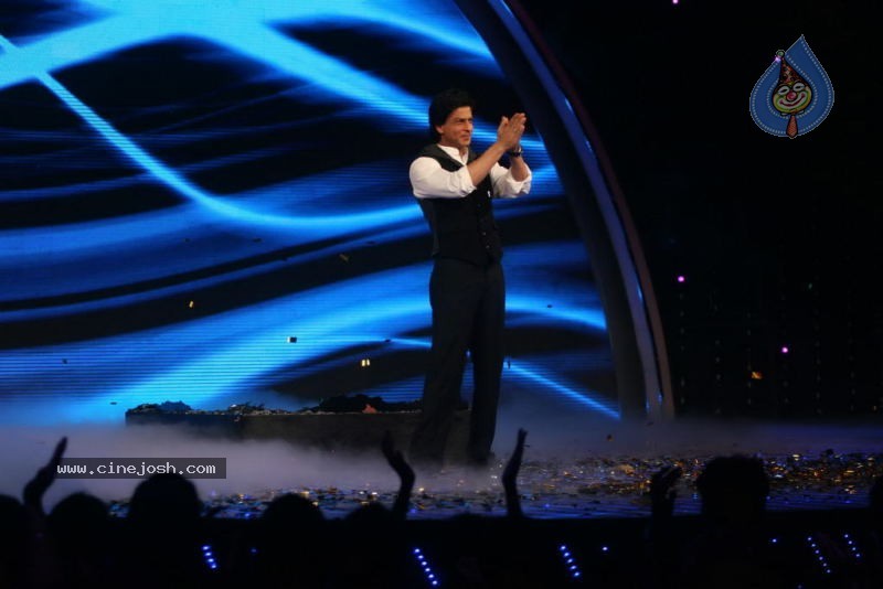 Shahrukh Khan at Indias Got Talent Event - 31 / 45 photos