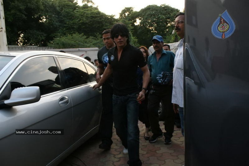 Shahrukh Khan at Indias Got Talent Event - 33 / 45 photos