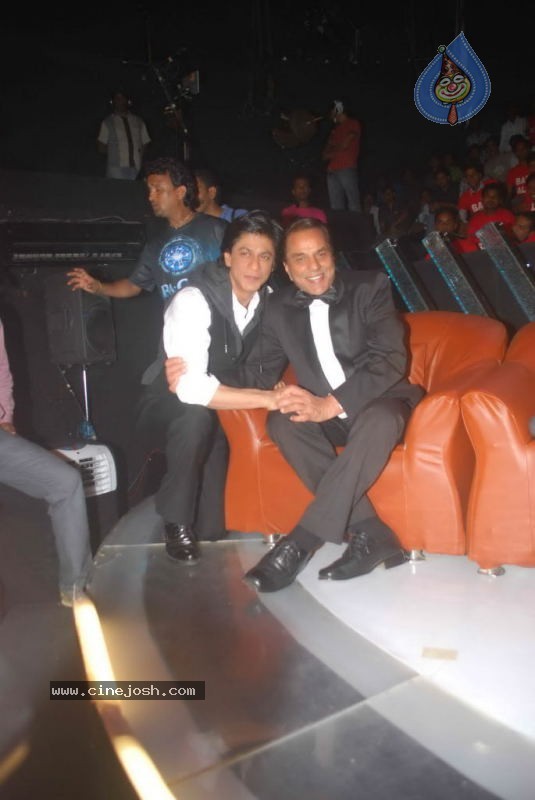 Shahrukh Khan at Indias Got Talent Event - 38 / 45 photos