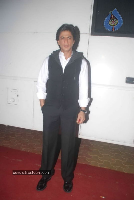 Shahrukh Khan at Indias Got Talent Event - 39 / 45 photos