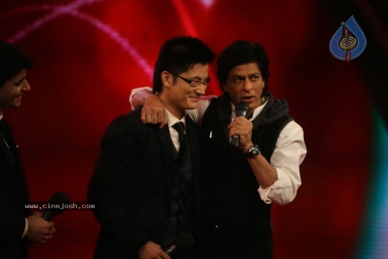 Shahrukh Khan at Indias Got Talent Event - 41 / 45 photos