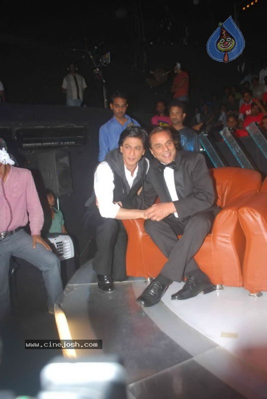 Shahrukh Khan at Indias Got Talent Event - 42 / 45 photos