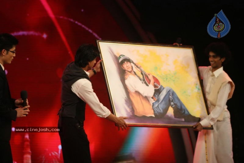 Shahrukh Khan at Indias Got Talent Event - 44 / 45 photos