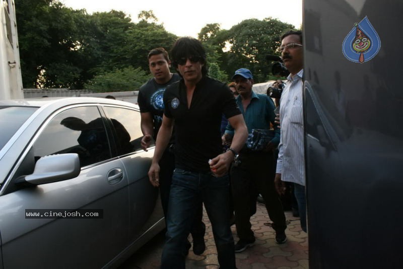 Shahrukh Khan at Indias Got Talent Event - 45 / 45 photos