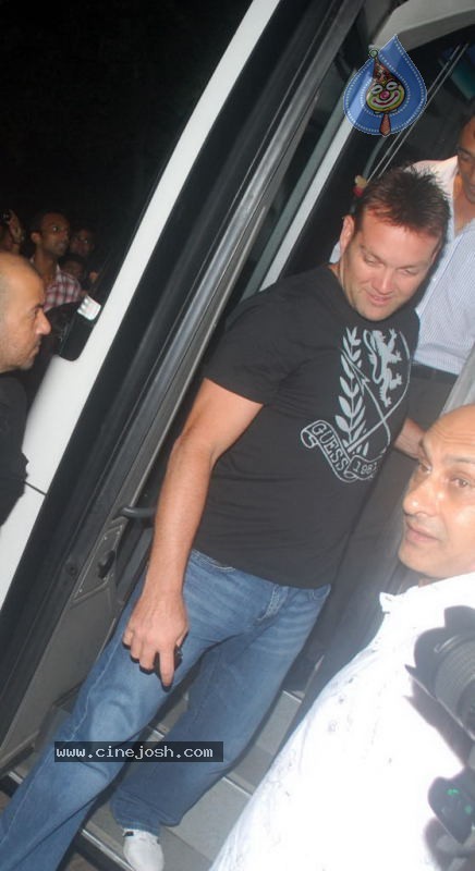 Shahrukh Khan Party for Kolkata Knight Riders - 15 / 73 photos