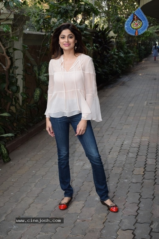 Shamita Shetty Celebrates Her Birthday With Media - 7 / 9 photos