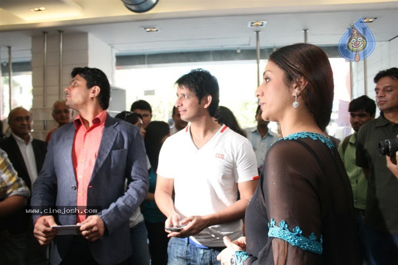  Sharman,Tabu Promote Toh Baat Pakki At Libas Stores - 7 / 24 photos