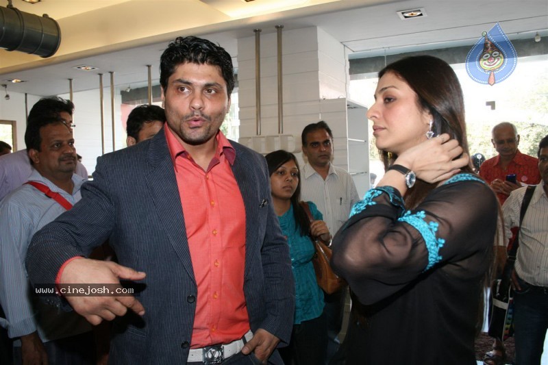 Sharman,Tabu Promote Toh Baat Pakki At Libas Stores - 10 / 24 photos