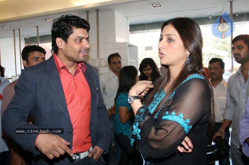  Sharman,Tabu Promote Toh Baat Pakki At Libas Stores - 14 / 24 photos