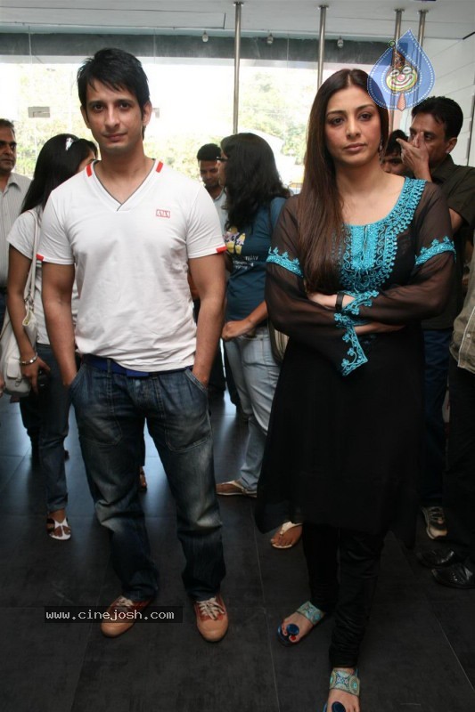  Sharman,Tabu Promote Toh Baat Pakki At Libas Stores - 16 / 24 photos