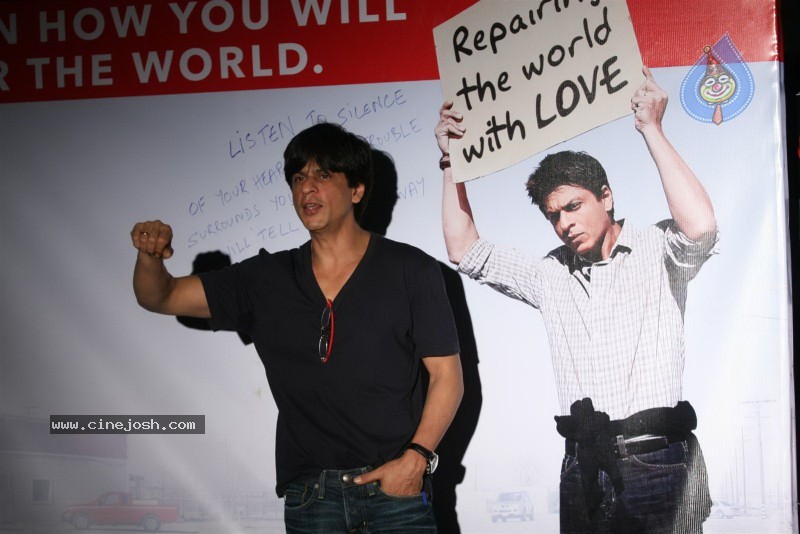 Shahrukh Promotes My Name Is Khan at Cinemax - 12 / 30 photos