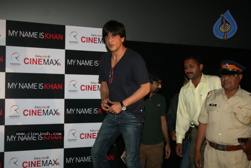 Shahrukh Promotes My Name Is Khan at Cinemax - 14 / 30 photos