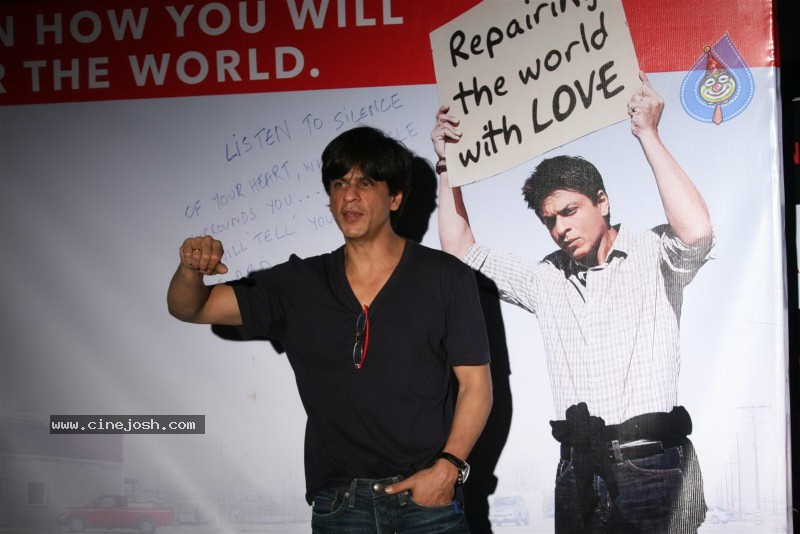 Shahrukh Promotes My Name Is Khan at Cinemax - 17 / 30 photos