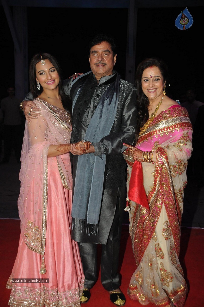 Shatrughan Sinha son Kush Sinha Wedding Reception 02 - 85 / 90 photos