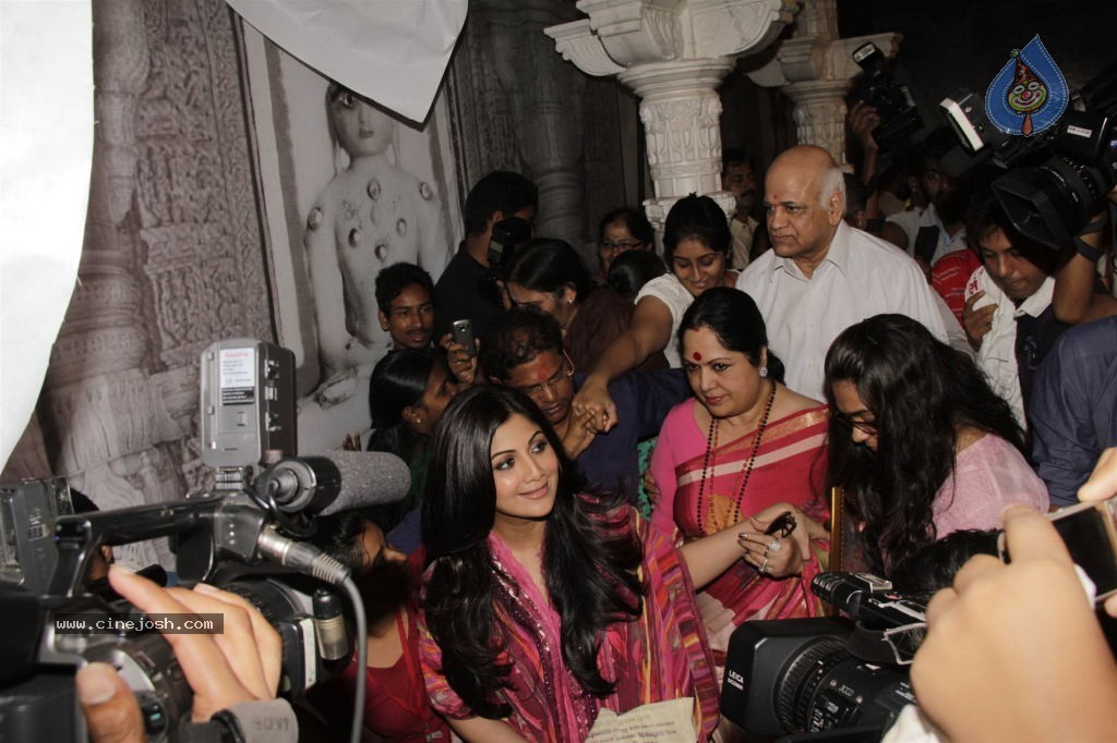 Shilpa Shetty at Andhericha Raja Ganesh Pandal - 2 / 30 photos