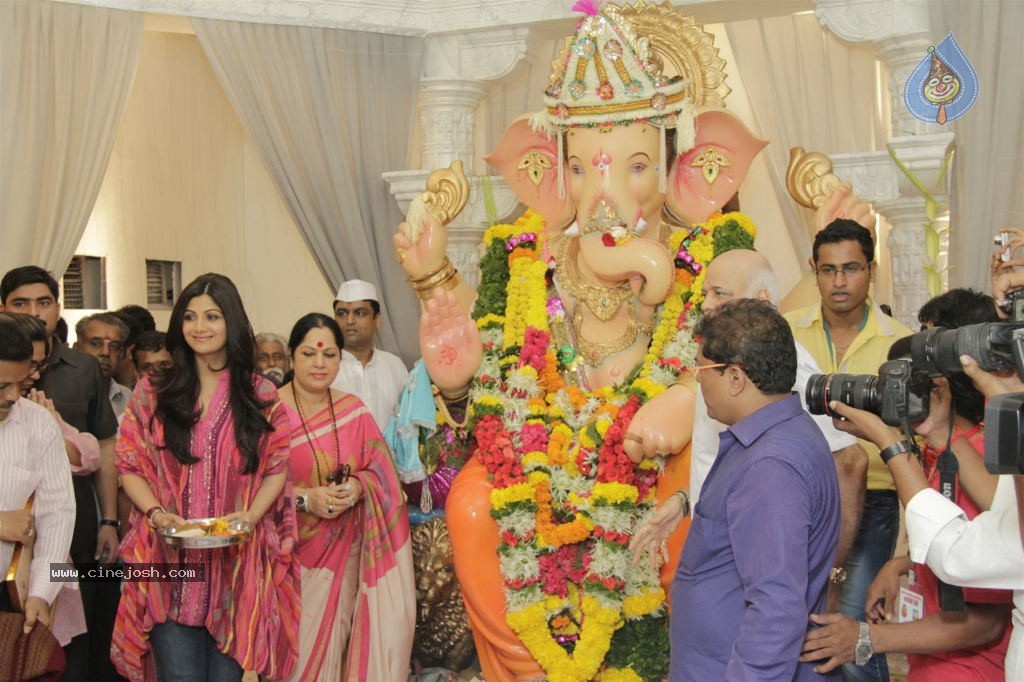 Shilpa Shetty at Andhericha Raja Ganesh Pandal - 3 / 30 photos