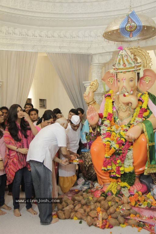 Shilpa Shetty at Andhericha Raja Ganesh Pandal - 6 / 30 photos