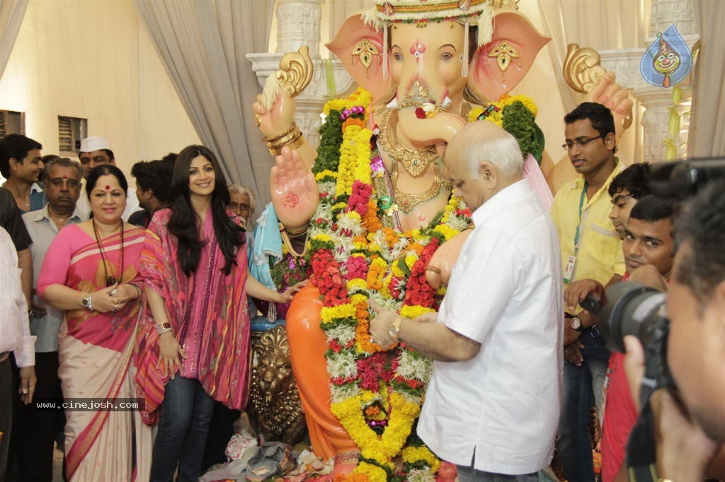 Shilpa Shetty at Andhericha Raja Ganesh Pandal - 10 / 30 photos