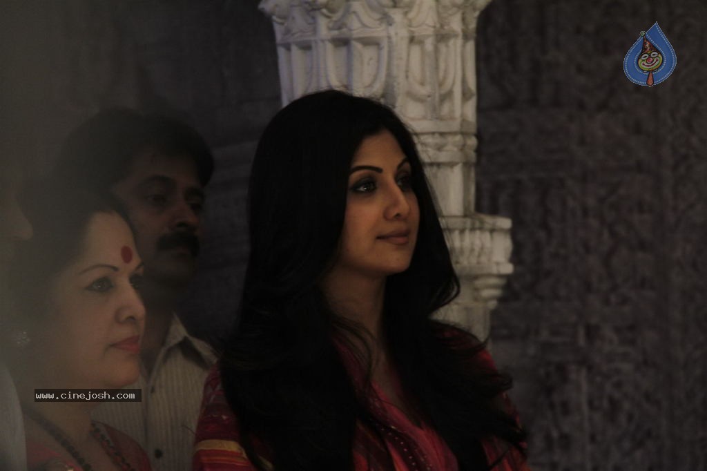 Shilpa Shetty at Andhericha Raja Ganesh Pandal - 11 / 30 photos