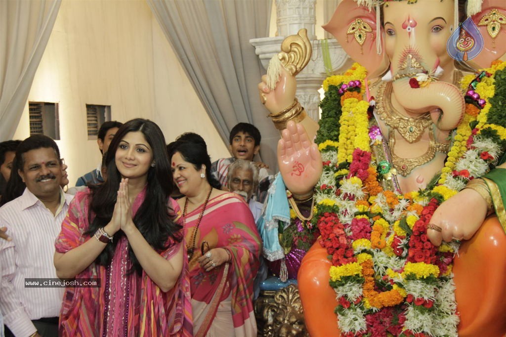 Shilpa Shetty at Andhericha Raja Ganesh Pandal - 12 / 30 photos