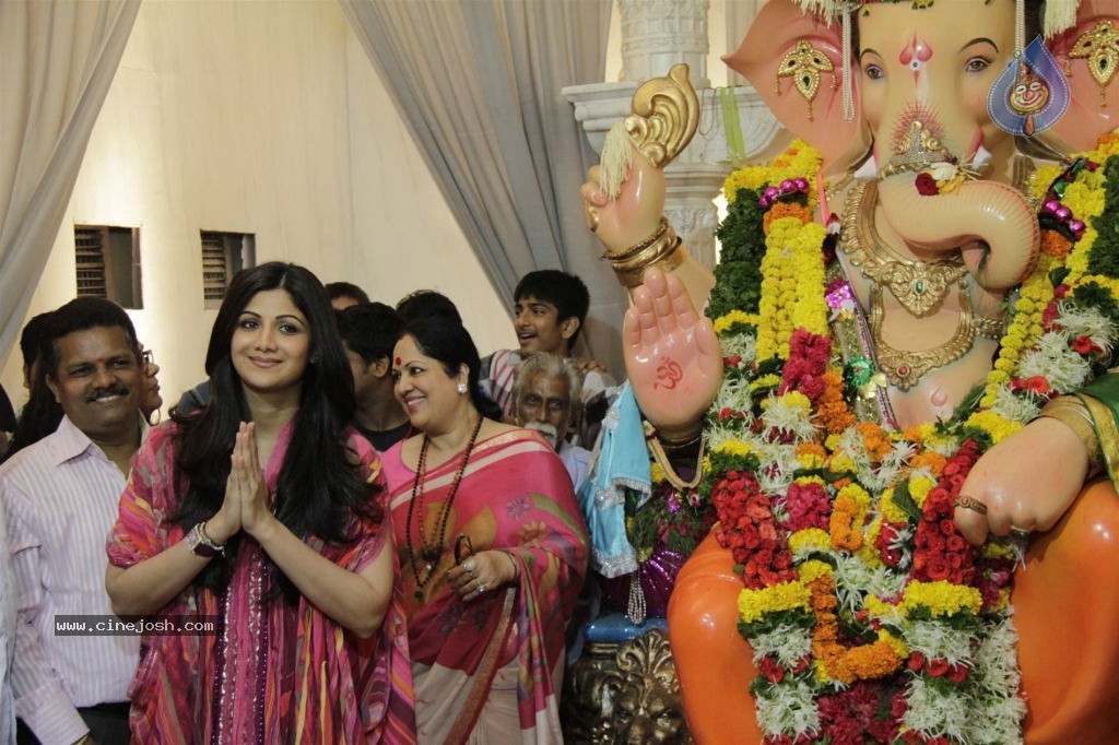 Shilpa Shetty at Andhericha Raja Ganesh Pandal - 13 / 30 photos