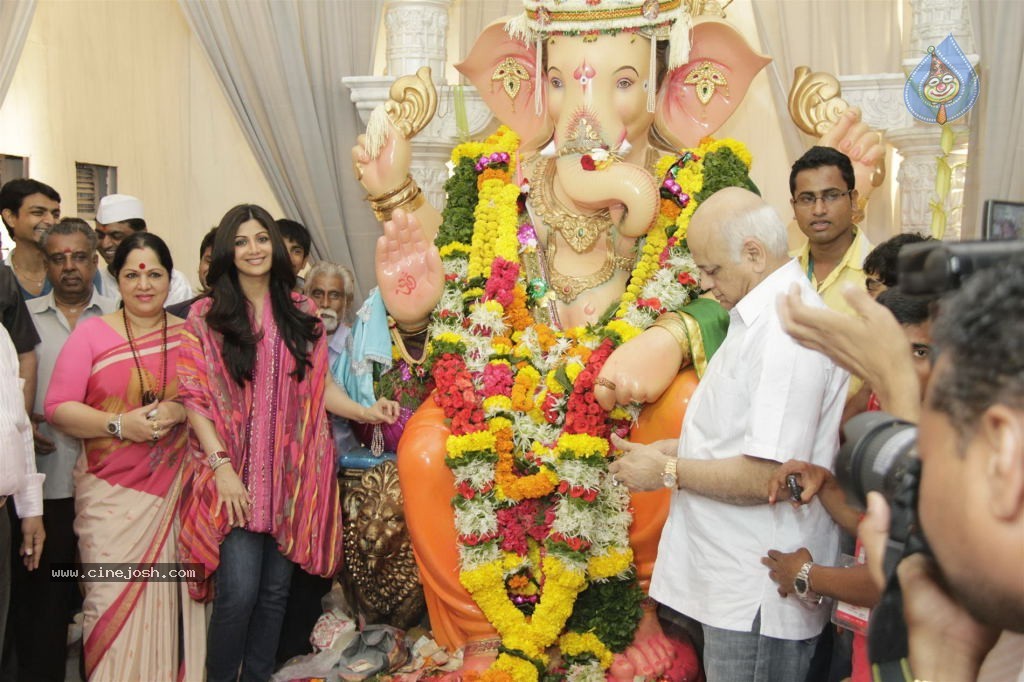 Shilpa Shetty at Andhericha Raja Ganesh Pandal - 14 / 30 photos