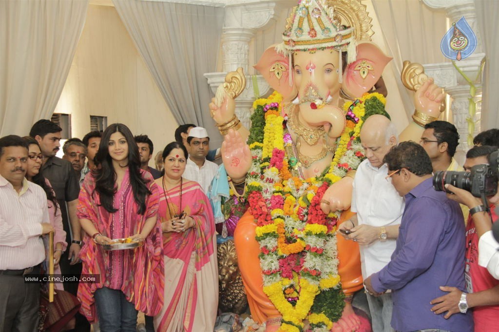 Shilpa Shetty at Andhericha Raja Ganesh Pandal - 16 / 30 photos