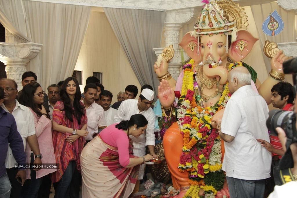 Shilpa Shetty at Andhericha Raja Ganesh Pandal - 19 / 30 photos