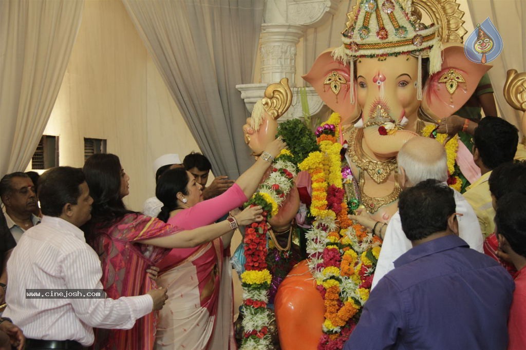 Shilpa Shetty at Andhericha Raja Ganesh Pandal - 20 / 30 photos