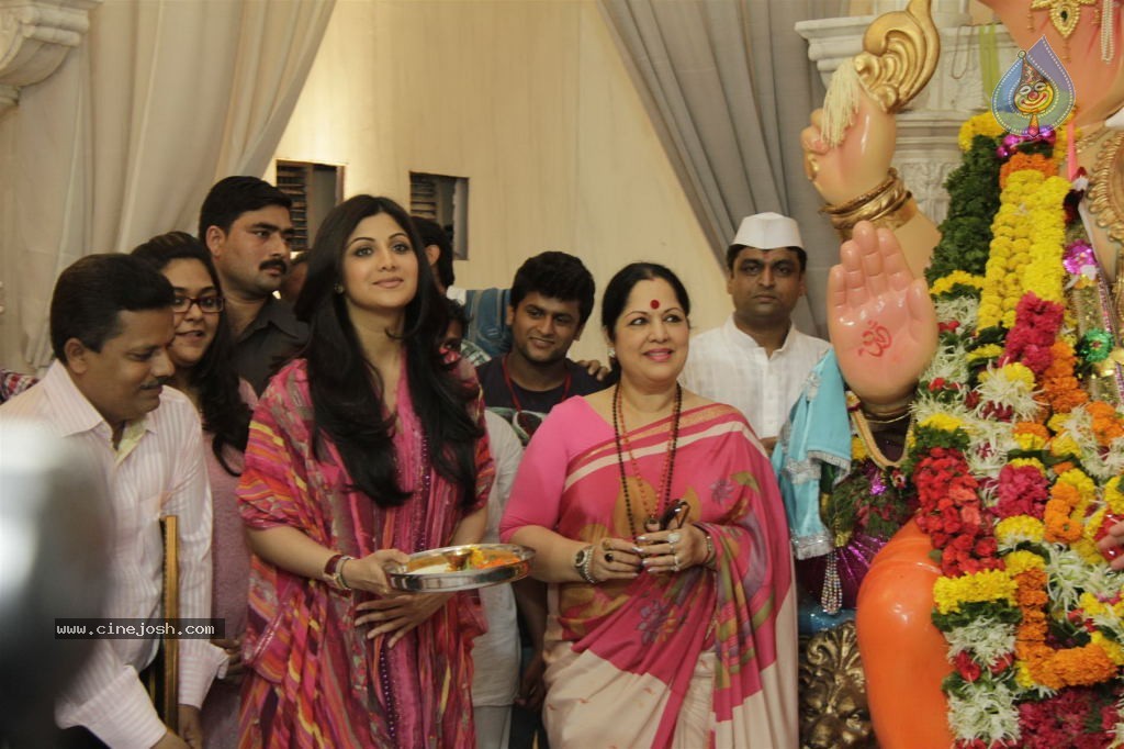 Shilpa Shetty at Andhericha Raja Ganesh Pandal - 21 / 30 photos