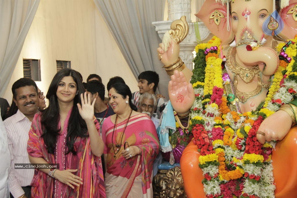 Shilpa Shetty at Andhericha Raja Ganesh Pandal - 26 / 30 photos