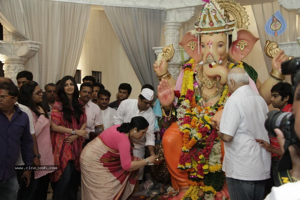 Shilpa Shetty at Andhericha Raja Ganesh Pandal - 29 / 30 photos