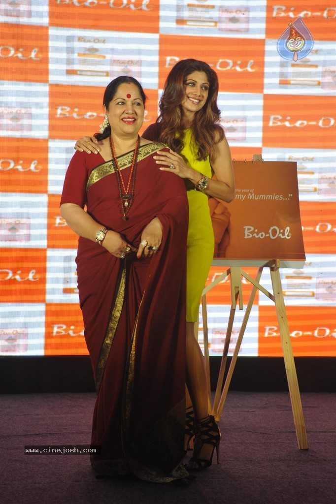 Shilpa Shetty at Bio Oil Awards Trophy Launch - 30 / 70 photos