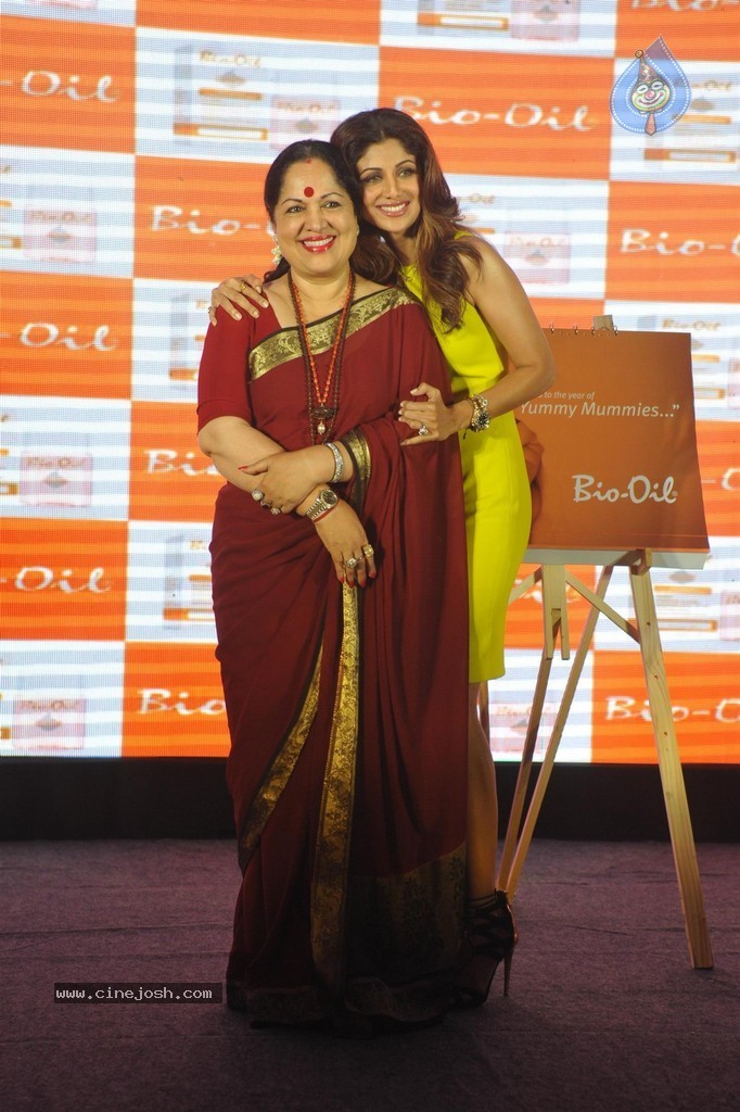 Shilpa Shetty at Bio Oil Awards Trophy Launch - 56 / 70 photos