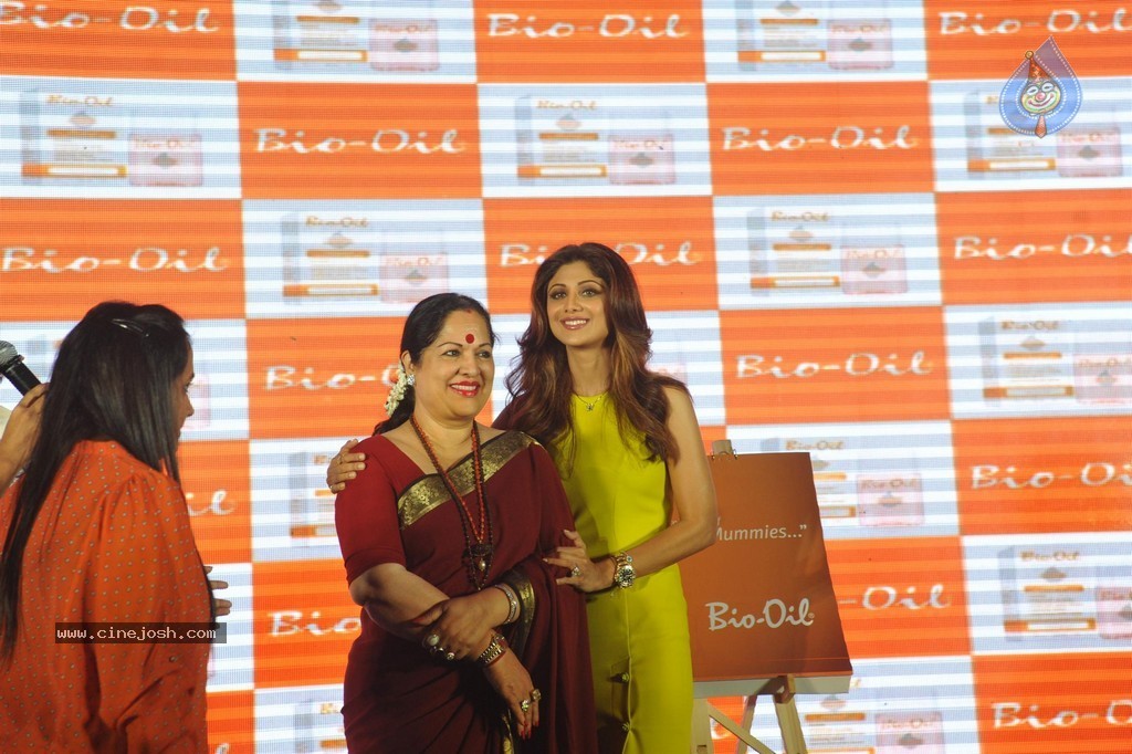 Shilpa Shetty at Bio Oil Awards Trophy Launch - 57 / 70 photos