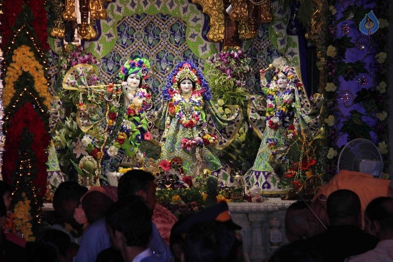 Shilpa Shetty at ISKCON Temple - 2 / 21 photos