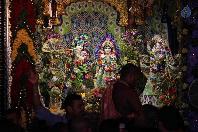 Shilpa Shetty at ISKCON Temple - 11 / 21 photos