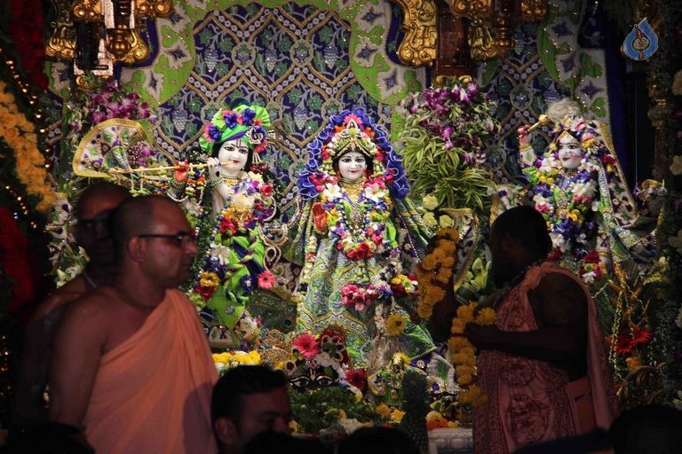 Shilpa Shetty at ISKCON Temple - 17 / 21 photos