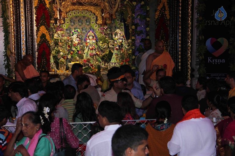 Shilpa Shetty at ISKCON Temple - 18 / 21 photos