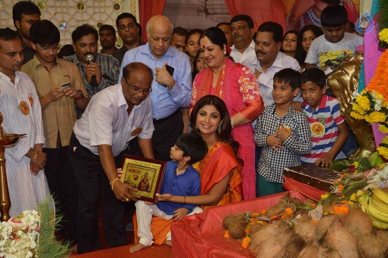 Shilpa Shetty Family at Andheri Cha Raja - 1 / 23 photos