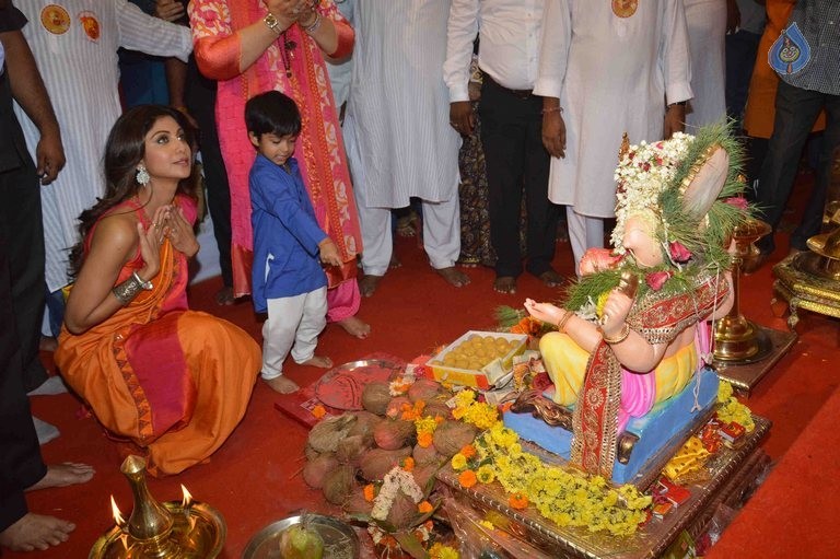 Shilpa Shetty Family at Andheri Cha Raja - 6 / 23 photos