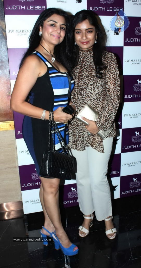 Shilpa Shetty Launches Overture Handbags - 16 / 26 photos