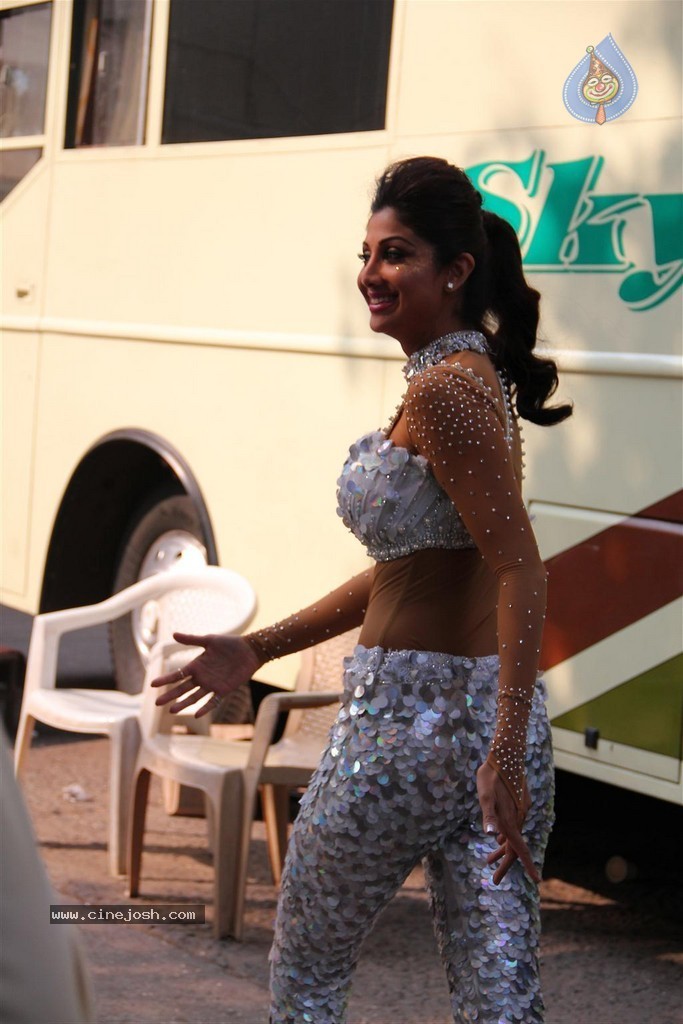 Shilpa Shetty Performs at Nach Baliye - 12 / 65 photos