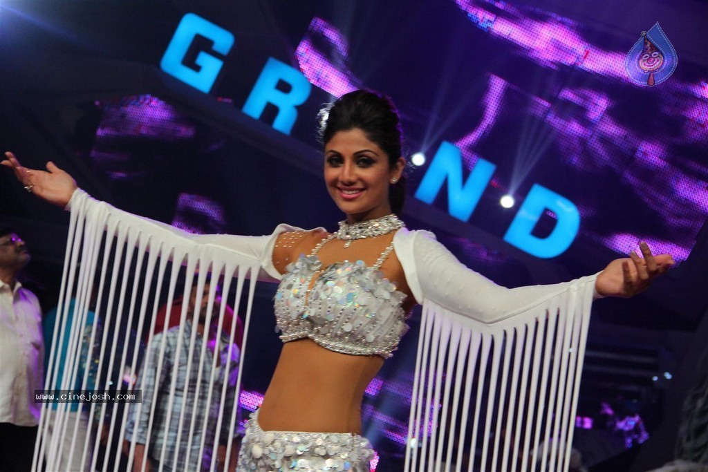 Shilpa Shetty Performs at Nach Baliye - 28 / 65 photos