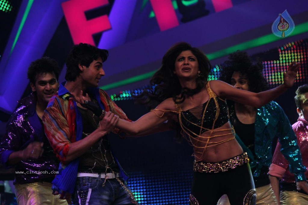 Shilpa Shetty Performs at Nach Baliye - 36 / 65 photos
