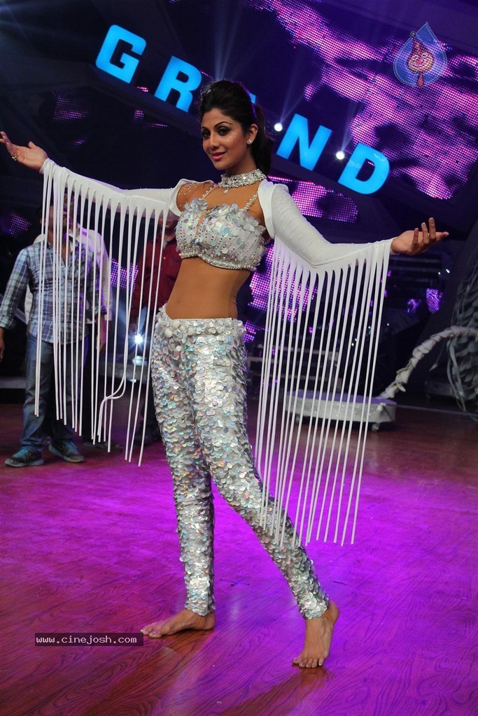Shilpa Shetty Performs at Nach Baliye - 37 / 65 photos