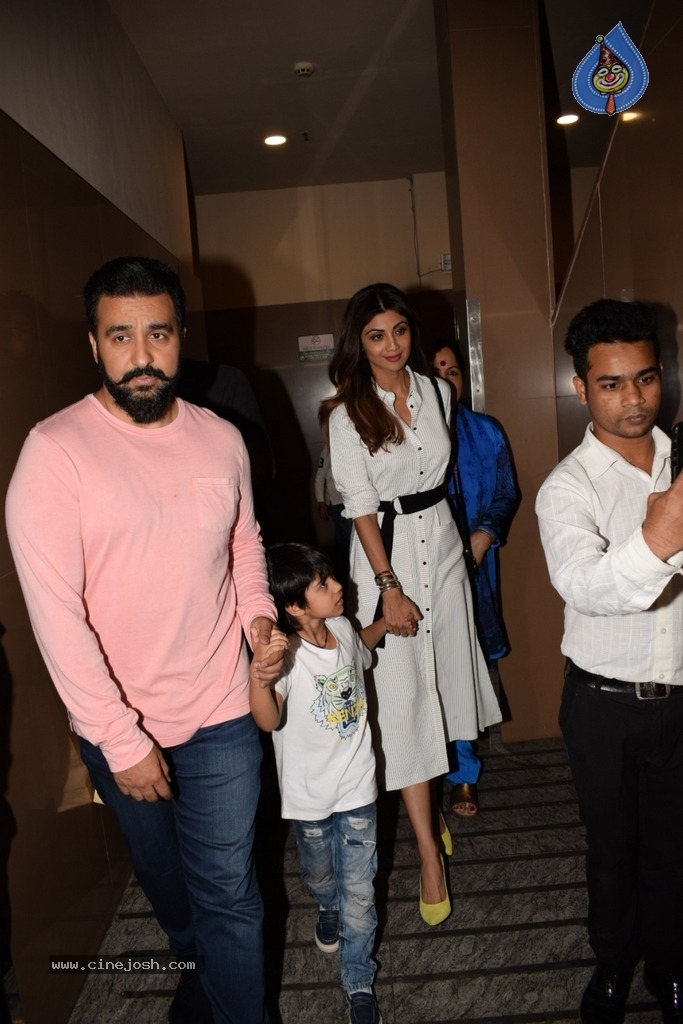 Shilpa Shetty With Family Spotted At PVR - 4 / 9 photos